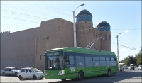 Trolejbusy vyrážejí z Urgenče do opevněného starodávného města Chiva, kde mohou turisté obdivovat četné historické památky
