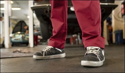 Ochranná pracovní obuv v oddělení obuvi MEWA se vyrovná kvalitním teniskám.
