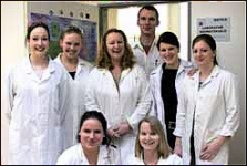 Členové výzkumné skupiny pracující v laboratořích Ústavu chemie materiálů fakulty chemické a Středoevropského technologického institutu VUT v Brně
