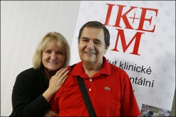 První pacient, kterému byla nejmodernější verze srdeční podpory voperována, 73letý Zdeněk Hostek s manželkou