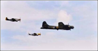 Průlet B-17 Flying Fortress, doprovázené stroji P-51D Mustang