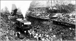 Na 15 km dlouhém překopu Culebra roku 1907 pracovalo současně 60 parních bagrů a vrtacích strojů, zeminu denně odváželo až 200 vlaků