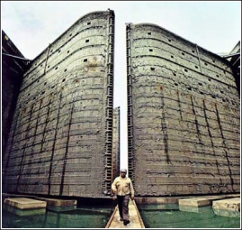 Původní 26 m vysoká vrata komory Miraflores před opravou roku 1944 s 20 000 nýtovými spoji