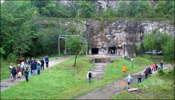 Areál pokusných štol se nachází na okraji katastru města Štramberka - v prostoru bývalého vápencového lomu