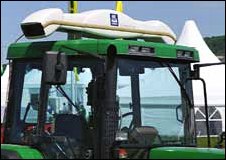 Senzory umístěné na kabině traktoru napovídají mnohé, třeba s jakou rychlostí se má řidič pohybovat na poli