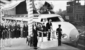 Japonský císař Hirohito 1. 10. 1964 otevírá v tokijském nádraží první vysokorychlostní trať světa pro expresy šinkansen, řada 0