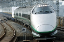 Jednotky šinkansen série E2 na tratích Tóhoku umožňují zapojit i patrové vozy. Rychlost 275 km/h