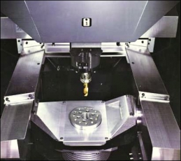 Obr. 2: Pracovní prostor stroje Brother Speedio M140X1 s přímým pohonem rotačního stolu