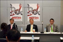 Na fotografii zleva: Yoshimaru Hanaki, ředitel JMTBA, Shigemi Oikawa, ředitel výstaviště Tokyo Big Sight, a Yoji Ishimaru, prezident JMTBA