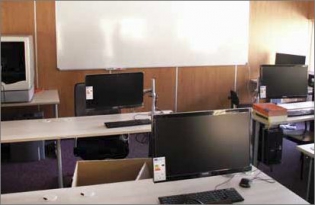 Součástí moderně vybavené dílenské učebny je kromě počítačů s širokoúhlými monitory i velká projekční tabule a 3D tiskárna