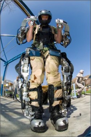 Exoskelet od firmy Raytheon dovolí pěšákům udělat práci za tři lidi