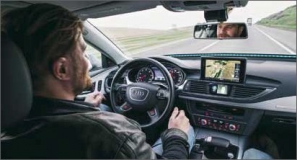 Nezvyklý pocit: ruce nikoliv na volantu Na snímku novináři testovaná jízda prototypovým vozem Audi A7  s automatickým řízením na 900 kilometrů dlouhé trase ze  Silicon Valley do Las Vegas