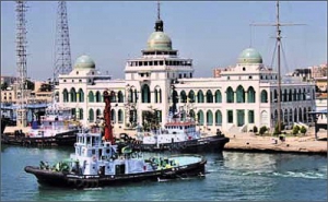 Provoz Suezského průplavu se řídí z dispečinku historické budovy Správy Suezského průplavu v Ismailii