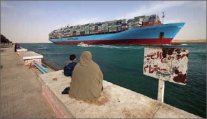 Dánská loď Maersk se 14 000 kontejnery projíždí 25. srpna novým korytem Ismailie