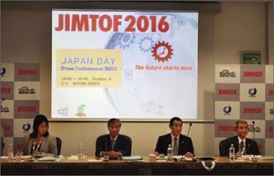 Na tiskové konferenci Japonské asociace výrobců obráběcích strojů JMTBA zhodnotil její prezident Jodži Išimaru (na fotografii druhý zprava) hospodářské výsledky a trendy v sektoru obráběcích strojů v Japonsku