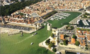 Letecký pohled na historický přístav La Rochelle i s baštami