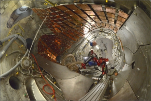 Pohled do budoucí plazmové komory stelarátoru W 7-X ilustruje nepravidelný tvar daný simulacemi požadovaného tvaru magnetického pole a dává i trochu tušit technické obtíže spojené se zprovozněním podobného zařízení.