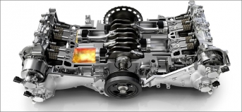 Řez plochým motorem DOHC odhaluje kompletní klikový mechanismus