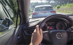Asistenční systém varující před hrozícím čelním nárazem upozorňuje řidiče jak akustickým signálem, tak symbolem na přístrojové desce