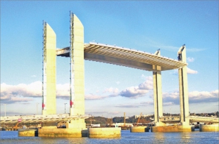 Štíhlá mostovka zdvíhacího mostu v Bordeaux vyjede 53 m nad hladinu zátoky za 11 min
