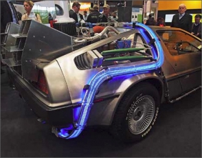 DeLorean, vozidlo na jaderný pohon se zabudovaným strojem času, ve kterém se podařilo mladému Martymu uprchnout libyjským teroristům v kultovním americkém filmu „Návrat do budoucnosti“ z roku 1985, vzbudilo nejen zájem amerického prezidenta, ale i většiny návštěvníků veletrhu.