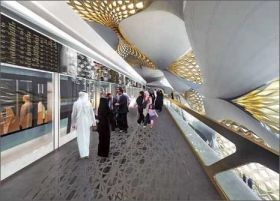Nástupiště s bezpečnostní stěnou ve stanici krále Abdulláha u finančního centra v Rijádu. Zlatý design vytvořila britská architektka Zaha Hadíd.