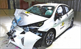 Zkoušky Euro NCAP zpřísněné o systém nouzového brzdění a schopnost rozpoznání chodců zvládl Prius IV s plným počtem pěti hvězdiček