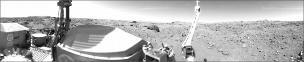 Panorama Marsu pořízené dne 23. července 1976. Horizont se nachází ve vzdálenosti přibližně 3 km. Skála v popředí leží zhruba 8 m od přistávacího modulu a v průměru měří 3 m.
