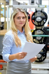 Kateřina Rejzková, absolventka ŠKODA AUTO Středního odborného učiliště strojírenského, získala za své mimořádné výkony cenu „Best Apprentice Award“, kterou koncern Volkswagen každoročně uděluje.