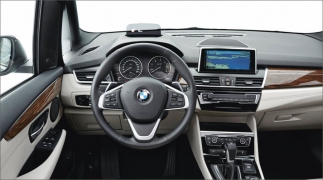 Od aktuálních kompaktů BMW se pracoviště řidiče liší jen velmi málo