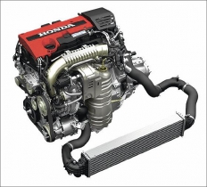 Nový přeplňovaný vysokootáčkový benzínový motor 2.0 VTEC TURBO s přímým vstřikem paliva a kompresním poměrem 9,8 : 1 má litrový výkon 114,2 kW (155 k)