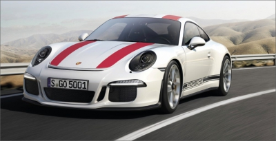 Porsche 911 R se na rozdíl od typu 911 GT3 RS, s nímž sdílí motor, vyznačuje decentním designem bez výrazných aerodynamických spoilerů.