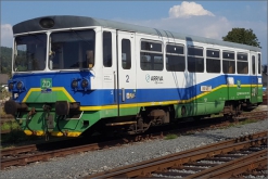 Vozy jsou zatím v barvách bývalého provozovatele Železnice Desná společnosti Arriva