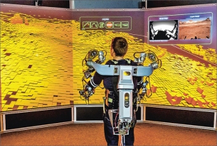 Dálkové řízení robotů v Utahu z pracoviště v Brémách za podpory exoskeletu