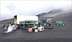 Základní stanice na lávovém poli vulkánu Etna