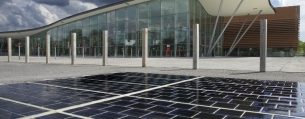 Solární panely pro Wattway se mj. testovaly i na parkovištích.