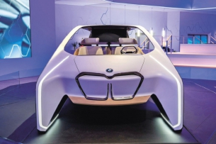 Studie i-inside Future automobilky BMW je od regulérního automobilu poněkud vzdálená, ale za jeho hlavní přínos je považována koncepce interiéru. Dokonalá autonomní jízda by měla být spojena s co největším pohodlím