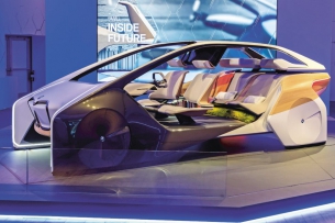 Studie i-inside Future automobilky BMW je od regulérního automobilu poněkud vzdálená, ale za jeho hlavní přínos je považována koncepce interiéru. Dokonalá autonomní jízda by měla být spojena s co největším pohodlím
