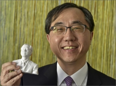 Jihokorejský velvyslanec Moon Seoung-hyun si odnesl vlastní sochu z 3D studia