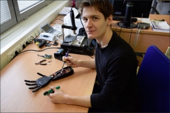 Stefan Grushko, student Fakulty strojní VŠB-TUO, představuje robotickou ruku