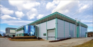 Obr. 1: Pohled na kompaktní stavbu předváděcího a technologického centra Misan zepředu