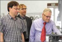 Zleva) Richard Wíttek, Boris a Jan Kůrovi u automatu na kontrolu kroužků