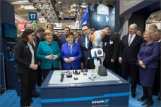 V rámci návštěvy hannoverského veletrhu, zavítala německá kancléřka Angela Merkel na stánek firmy SCHUNK a nechala si od Henrika A. Schunka představit chytré uchopovací moduly