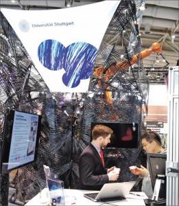 Expozici univerzity ve Stuttgartu vévodila vysoká konstrukce z uhlíkových vláken