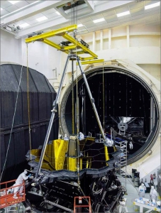 Primární zrcadlo dalekohledu má průměr šest a půl metru