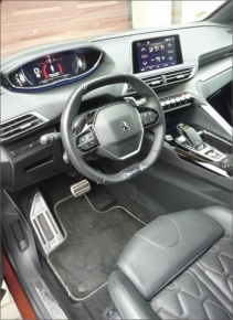Luxusní interiér s novým pracovištěm řidiče označeným jako Peugeot i-Cockpit® špičkového vybavení. Snad jenom na ten malý volant je třeba si zvyknout
