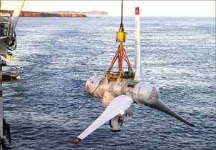 Spouštění první turbíny AR1500 s rotorem o průměru 18 m na podstavec v budoucím skotském přílivovém parku MayGen u Orknejí koncem letošního února