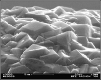 Obr. 1a - Povrch mikrokrystalického CVD diamantového povlaku CemeCon