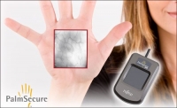 Technologie Fujitsu PalmSecure snímá jedinečný obraz krevního řečiště v dlani člověka Technologie Fujitsu PalmSecure snímá jedinečný obraz krevního řečiště v dlani člověka