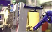 Robot YASKAWA HP20D při manipulaci
